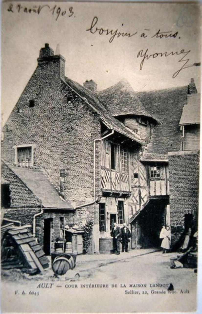 Aa13 - Le Victor Hugo - Sejour D'Exception Dans Un Appartement Historique Ault Exterior photo